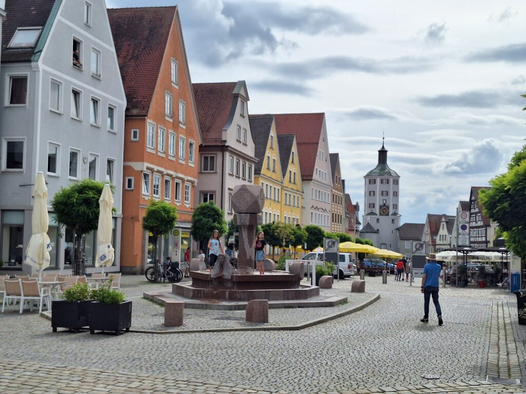 Blick über den Markt auf den Stadtturm Günzburg